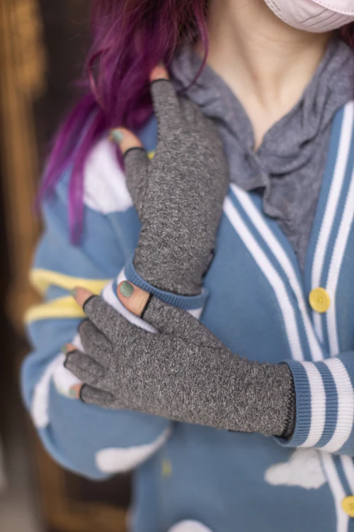 Imak Active Compression Fingerless Gloves with Grips - Image 3