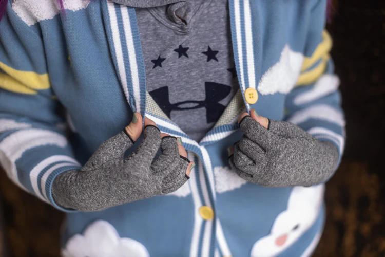 Imak Active Compression Fingerless Gloves with Grips - Image 5